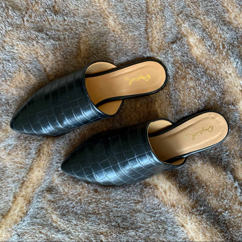 Pointed Toe Crocodile Mules